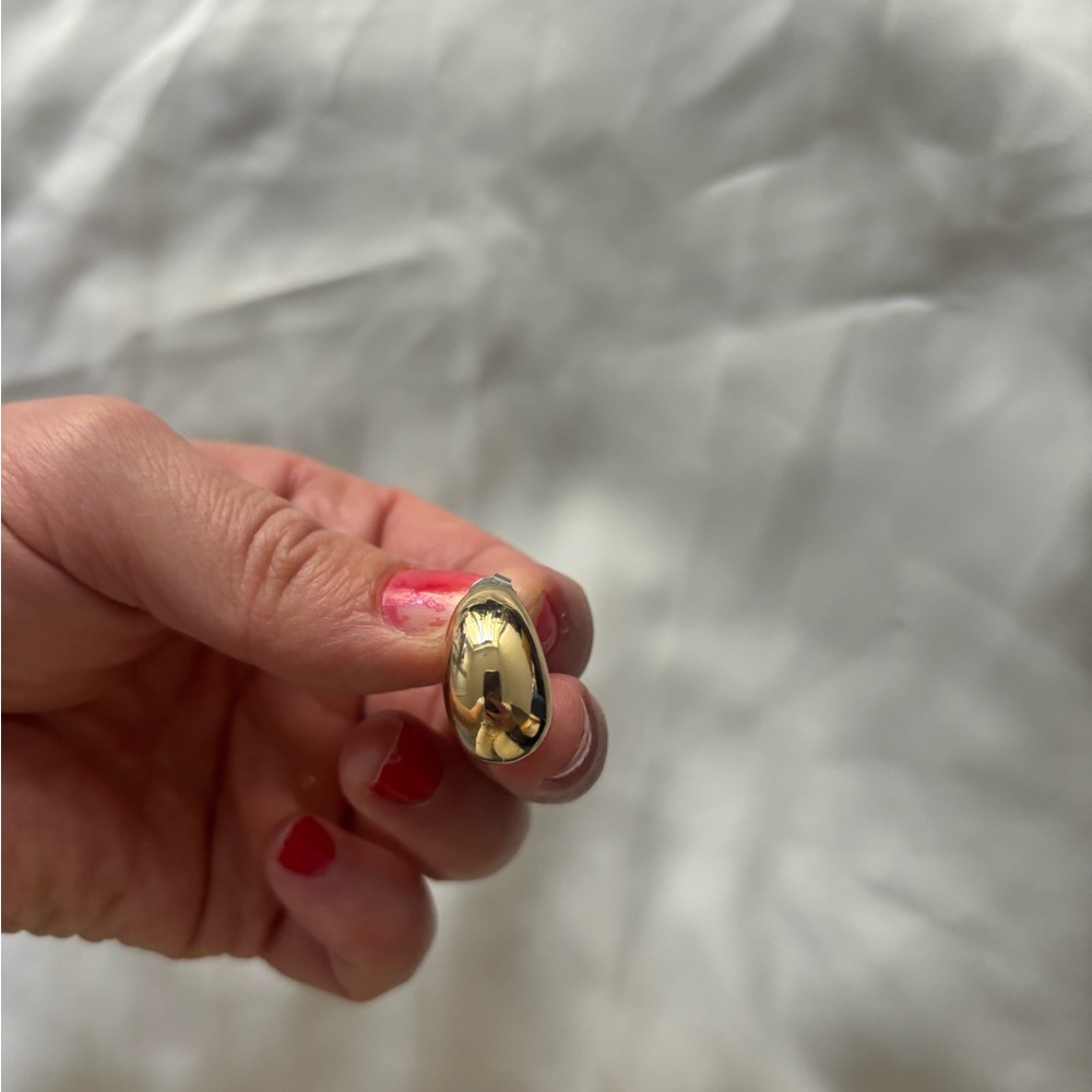 Elegant Gold Oval Women's Earring